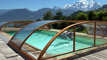 abri bas de piscine, imitation bois sur rail au sol