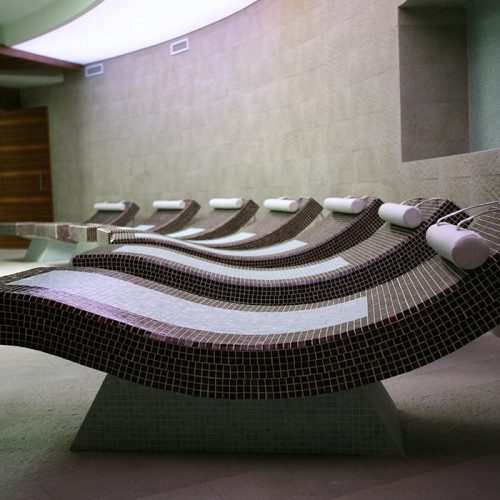 Transats de hammam en béton carrelé, hôtel à Verbier, Valais