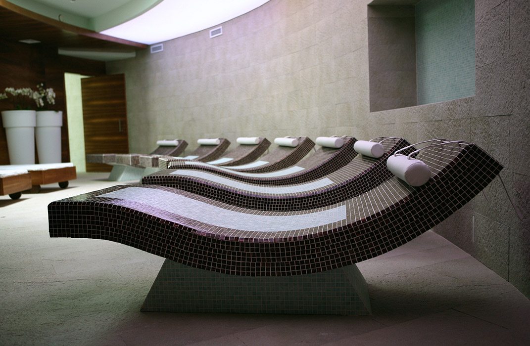 Transats de hammam en béton carrelé, hôtel à Verbier, Valais