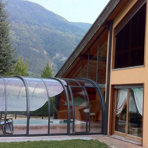 Abri de spa de nage, intégration sur façade, région Valais