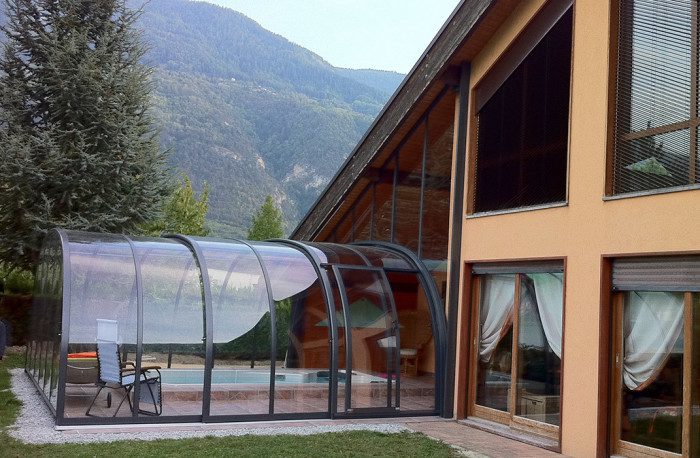 Abri de spa de nage, intégration sur façade, région Valais