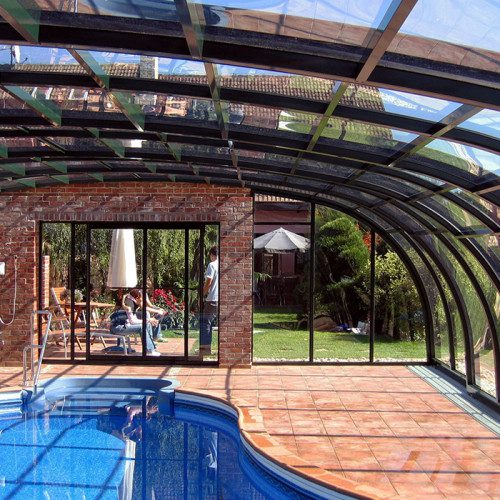 Abri de piscine adossé télescopique, remplissage polycarbonate