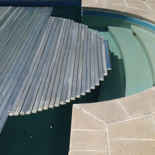 Couverture de piscine sur-mesure : volet roulant automatique adapté a un escalier roman