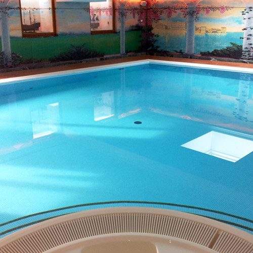 Piscine miroir et spa à débordement avec traitement automatique de l'eau par ozone, régulation de PH et ORP