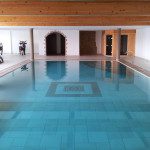 Piscines : Piscine miroir intérieure et sauna, chalet privé en Valais