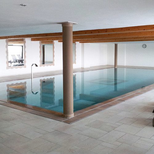 Piscine miroir intérieure, chalet privé en Valais