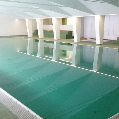 Piscine intérieure dans un hôtel à Crans-Montana