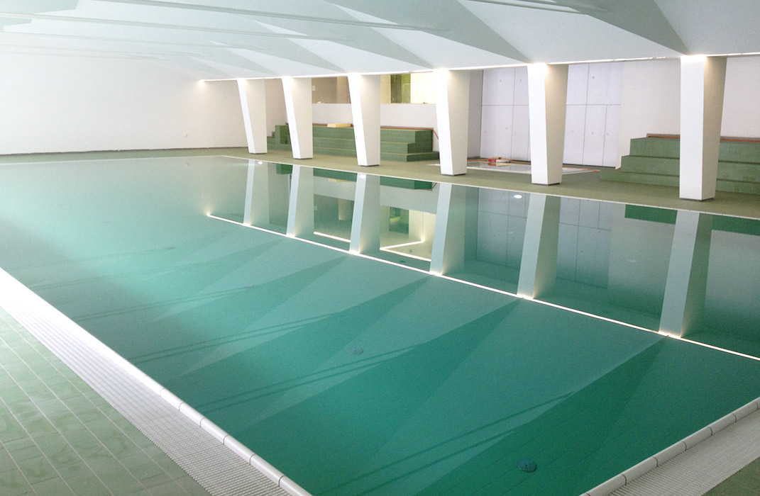 Piscine intérieure dans un hôtel à Crans-Montana