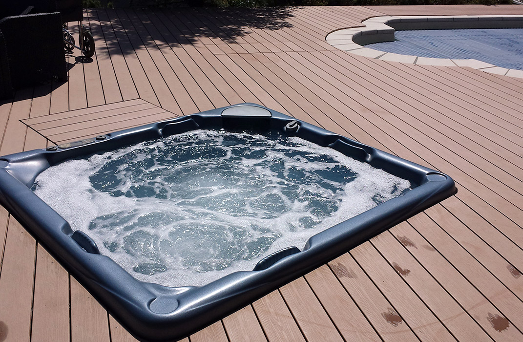 Spa Jacuzzi encastré sur terrasse avec trappe de visite