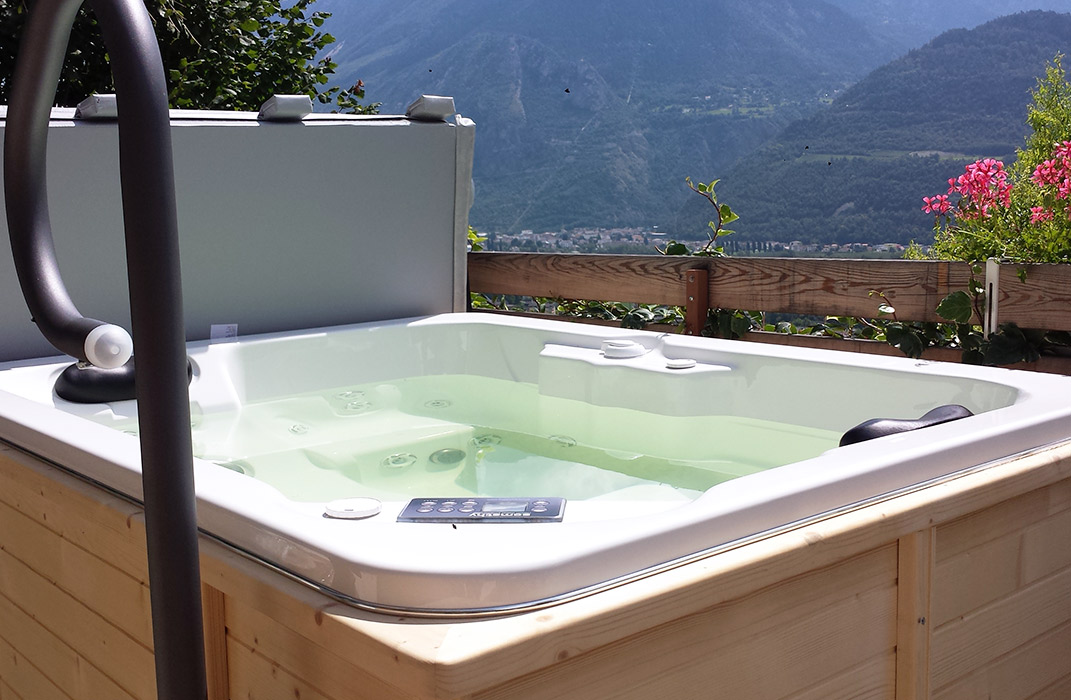 Spa Jacuzzi 3 places sur terrasse, habillage bois