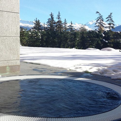 Spa Jacuzzi encastré sur terrasse, immeuble Le flocon des neiges à Crans-Montana