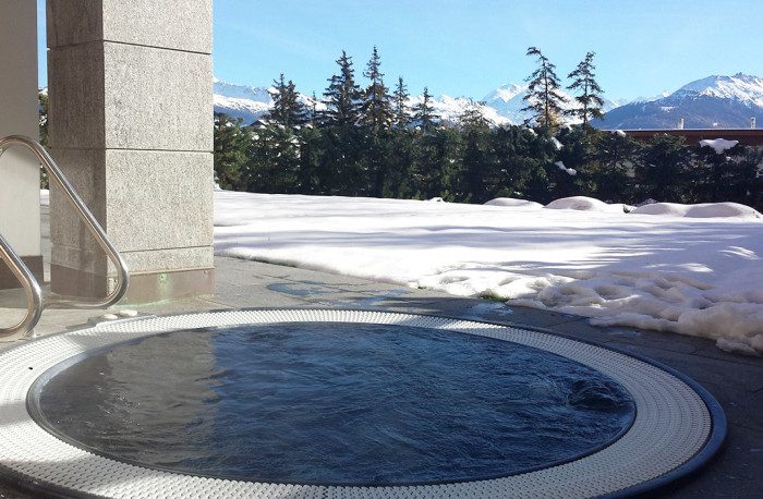Spa Jacuzzi encastré sur terrasse, immeuble Le flocon des neiges à Crans-Montana