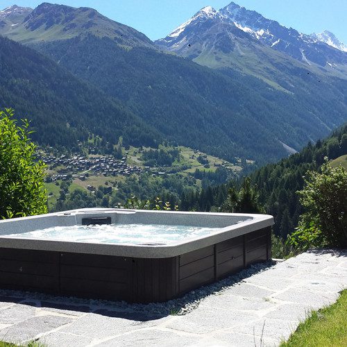 Spa Jacuzzi semi enterré face aux montagnes Valaisannes