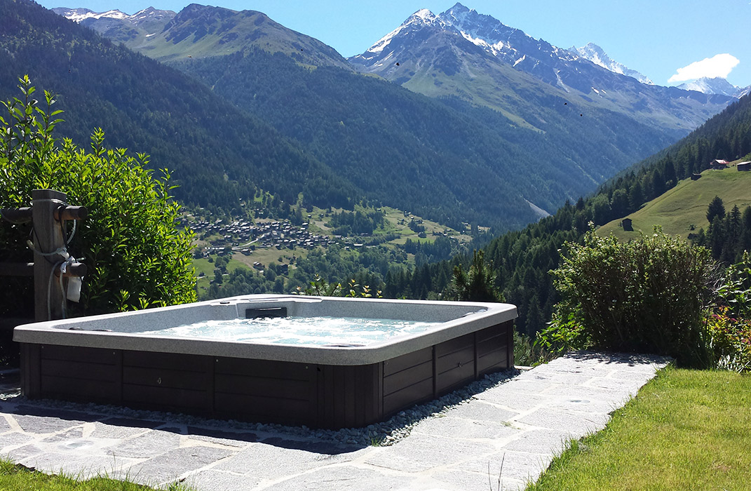 Spa Jacuzzi semi enterré face aux montagnes Valaisannes