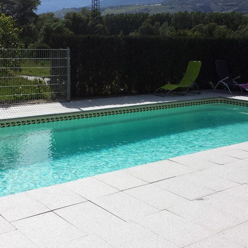 Piscine extérieure d'altitude chauffée avec pompe à chaleur