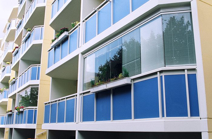 Stores et coupe-vent - Fermeture de balcon en verre coulissant-pivotant