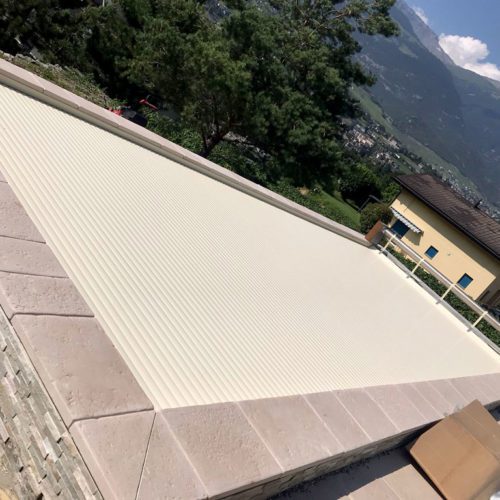 Piscine extérieure privée couleur sable avec store hors sol