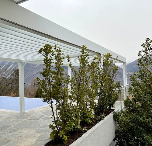 Pergola blanche avec structure de raccordement à la villa