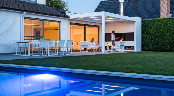 Pergola Renson Camargue avec cheminée au bord de la piscine