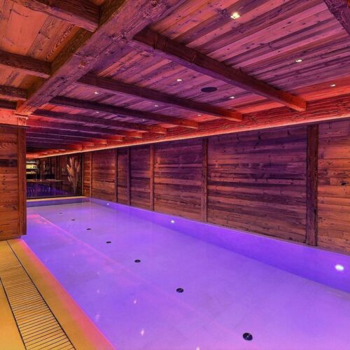 Piscine intérieure ambiance 'Chalet'