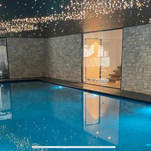 Piscine intérieure d'hôtel