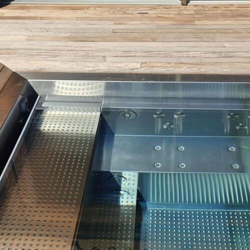 Piscine intérieure avec plage bois