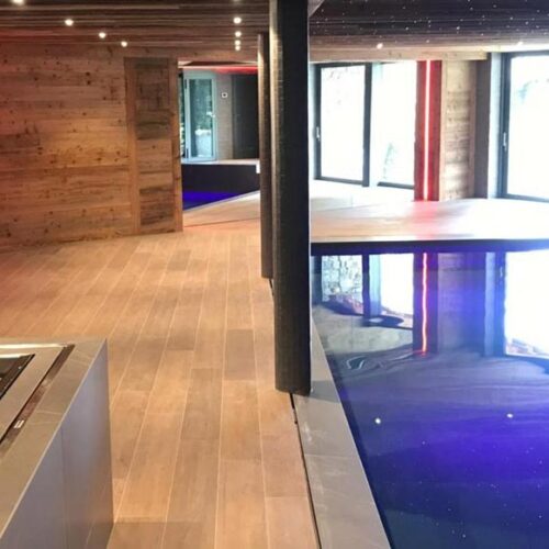 Piscine intérieure avec plage bois
