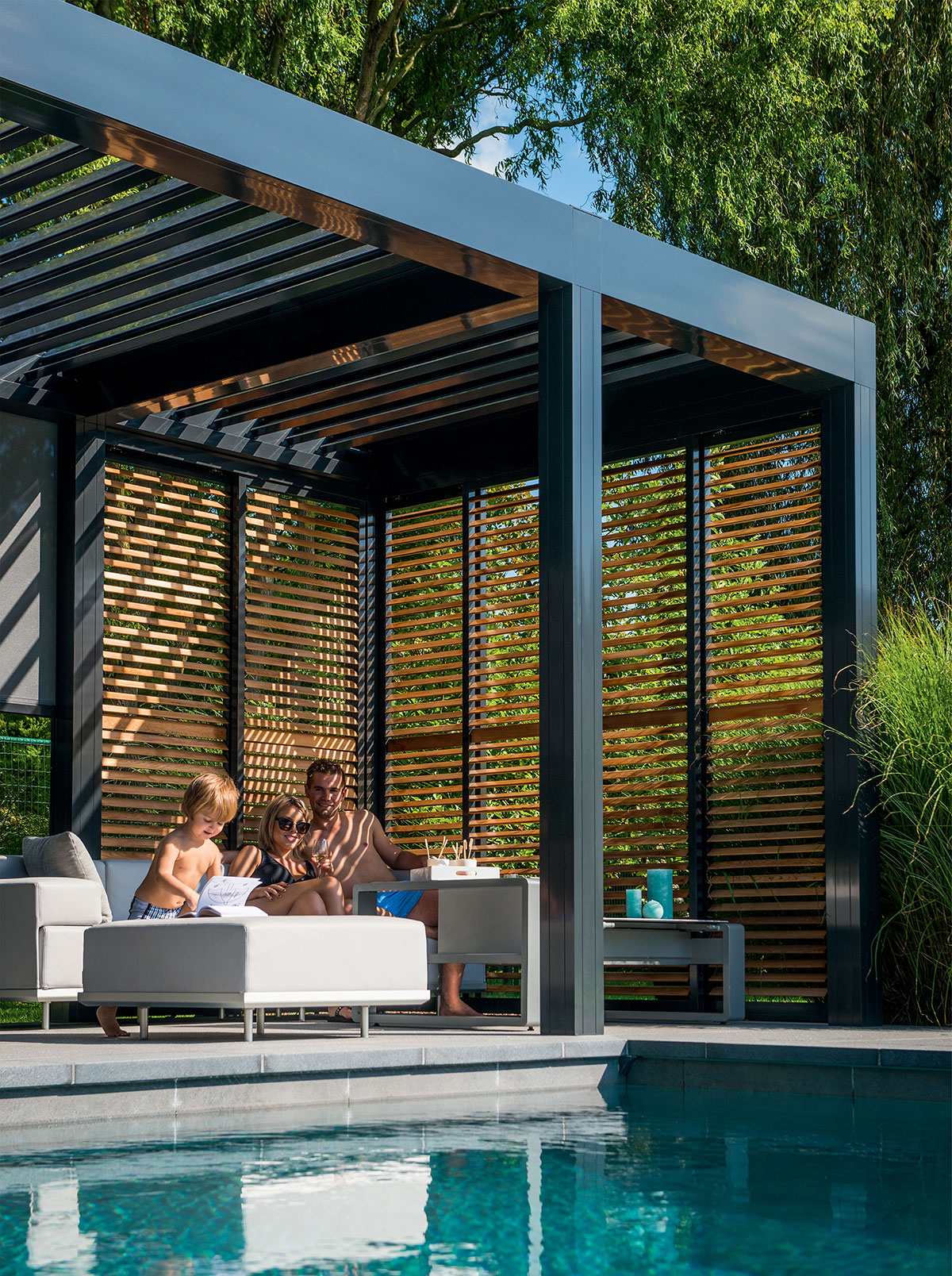 Piscine extéreire et terrasse avec pergola à lames