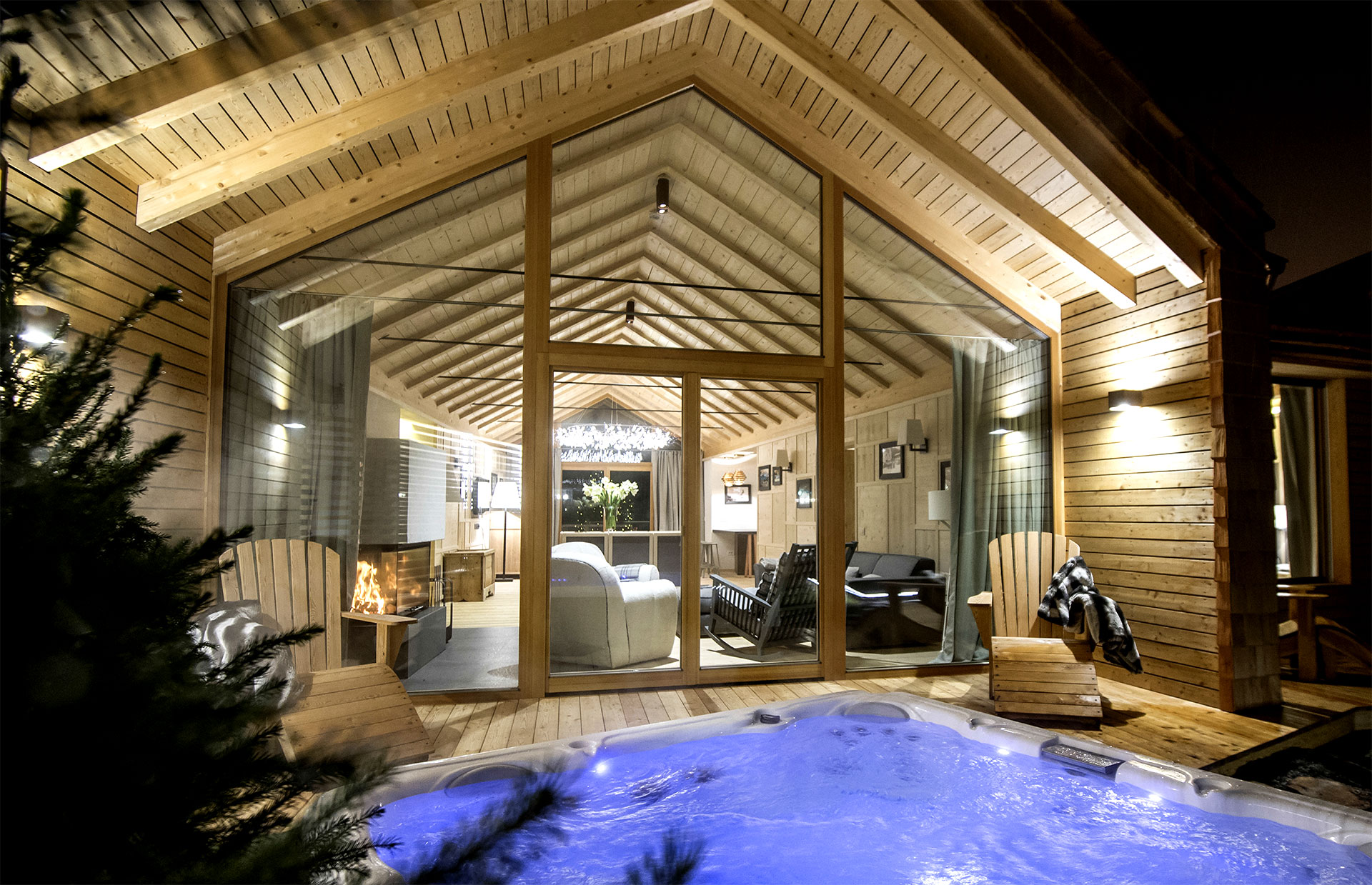 Spa Jacuzzi extérieur encasté en terrasse de chalet